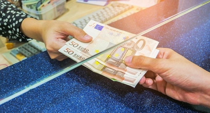 Euro e nis javen me rritje, rekuperon 0.53 leke pas transaksioneve te bankave
